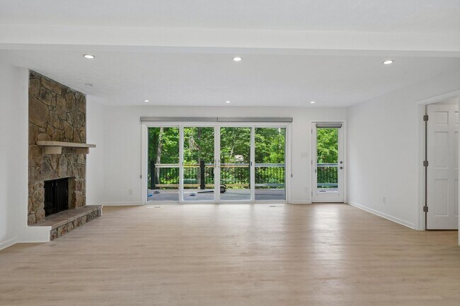 Building Photo - 5 Bedroom Two Story Colonial Home in Walton HS District