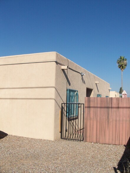 Gated Yard - 814 E Lester St