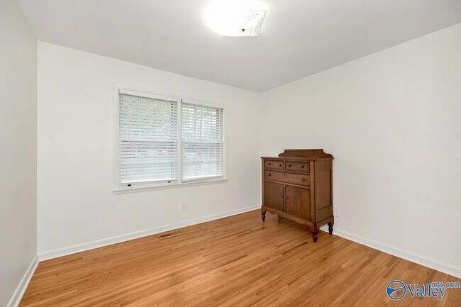 Building Photo - 1610 Chapman Ave NE