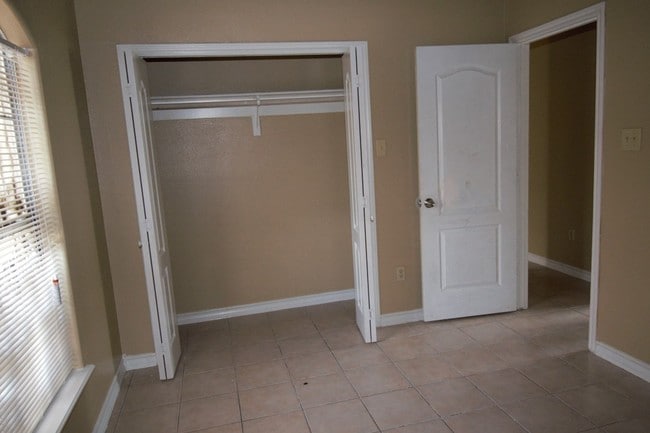 Building Photo - 312 Begona Ct