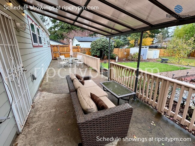 Building Photo - Cute 2 bed 1 bath home with huge fenced in...