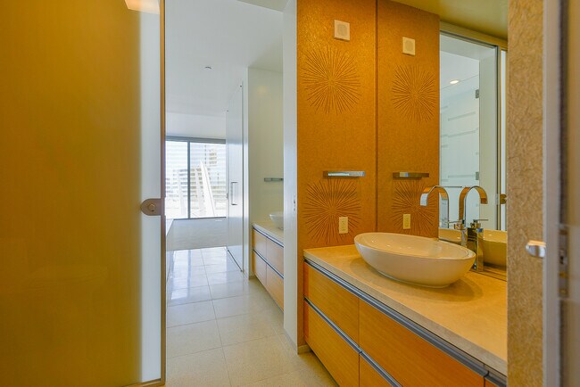 Building Photo - Veer Towers 602W-Strip and CityCenter Views form this Stunning 2Bd/2Ba Residence