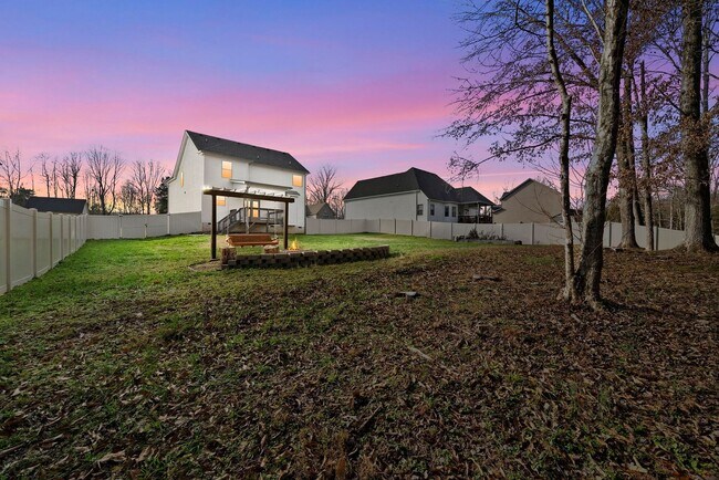 Building Photo - 3 Bed 2/2 Bath home nestled on an Acre of ...