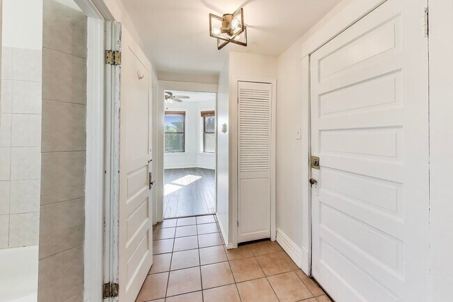 Building Photo - 2164 N Oakley Ave