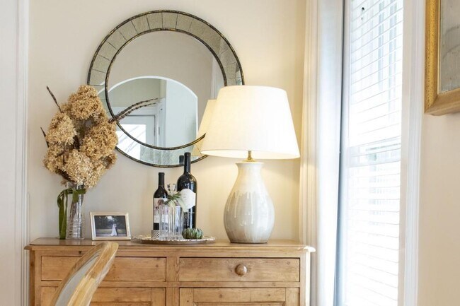 Building Photo - 801 Durant Pl NE