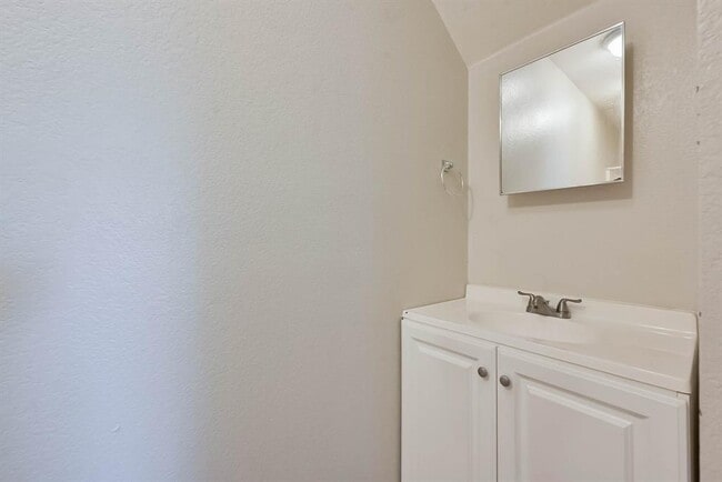 Building Photo - 510 Kings Way Dr