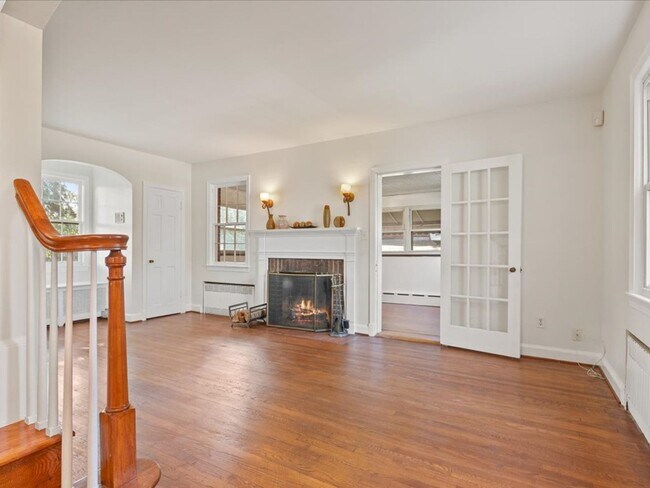 Building Photo - Vintage home with Modern finishes and fenc...
