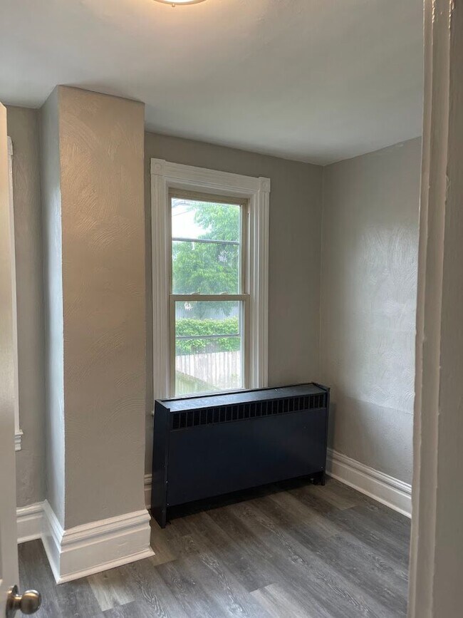 Building Photo - Beautiful, Sparkling New Kitchen - 4 Bedro...