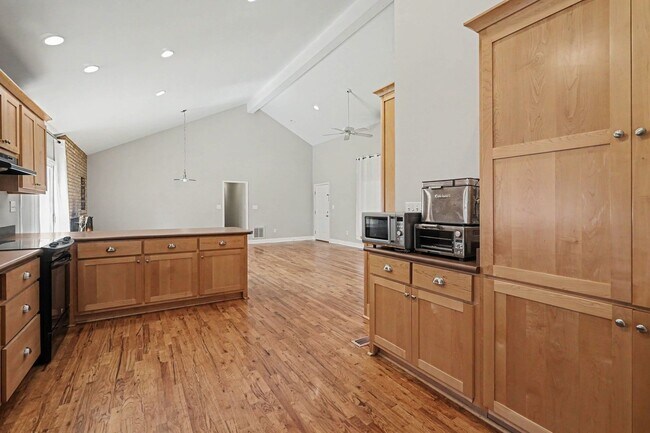 Building Photo - 290 University Cir