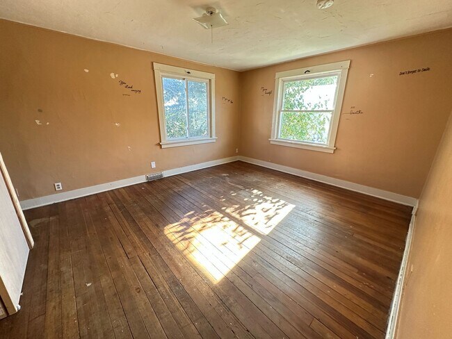 Building Photo - 514 16th St NE