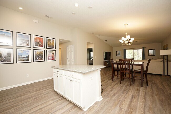 Building Photo - Central Freeport Location with Community Pool