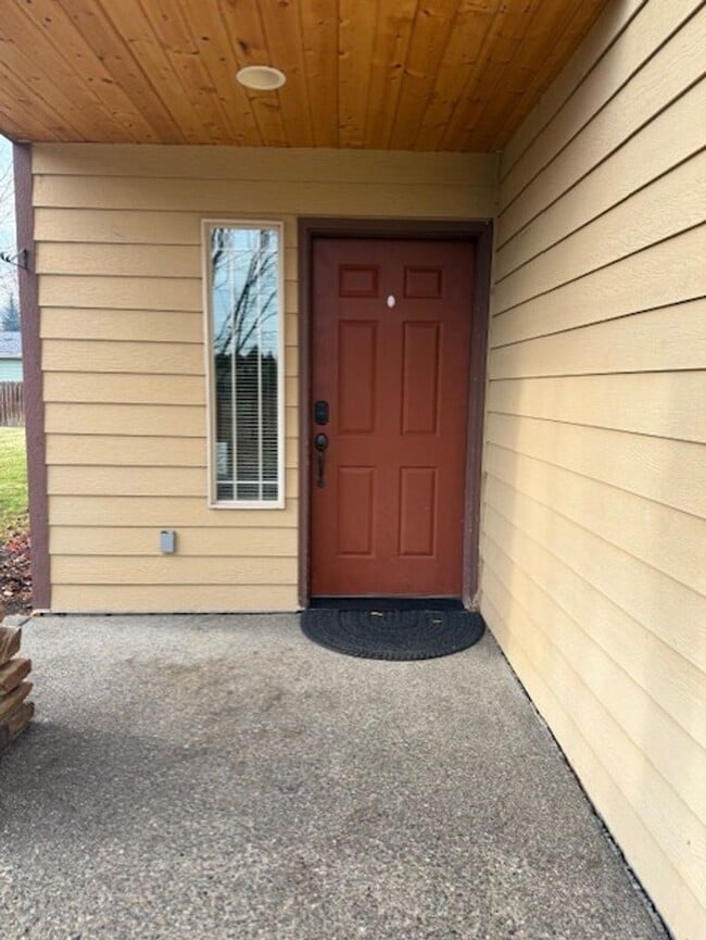 Building Photo - Spacious town home in small community.  Spacious and bright!  Available now!