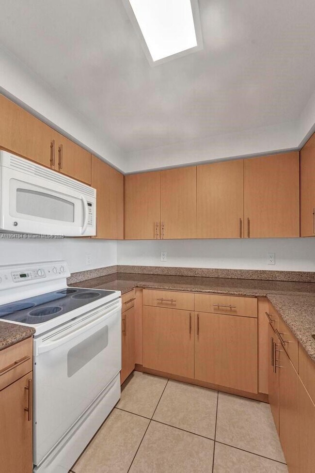 Building Photo - 2475 Brickell Ave