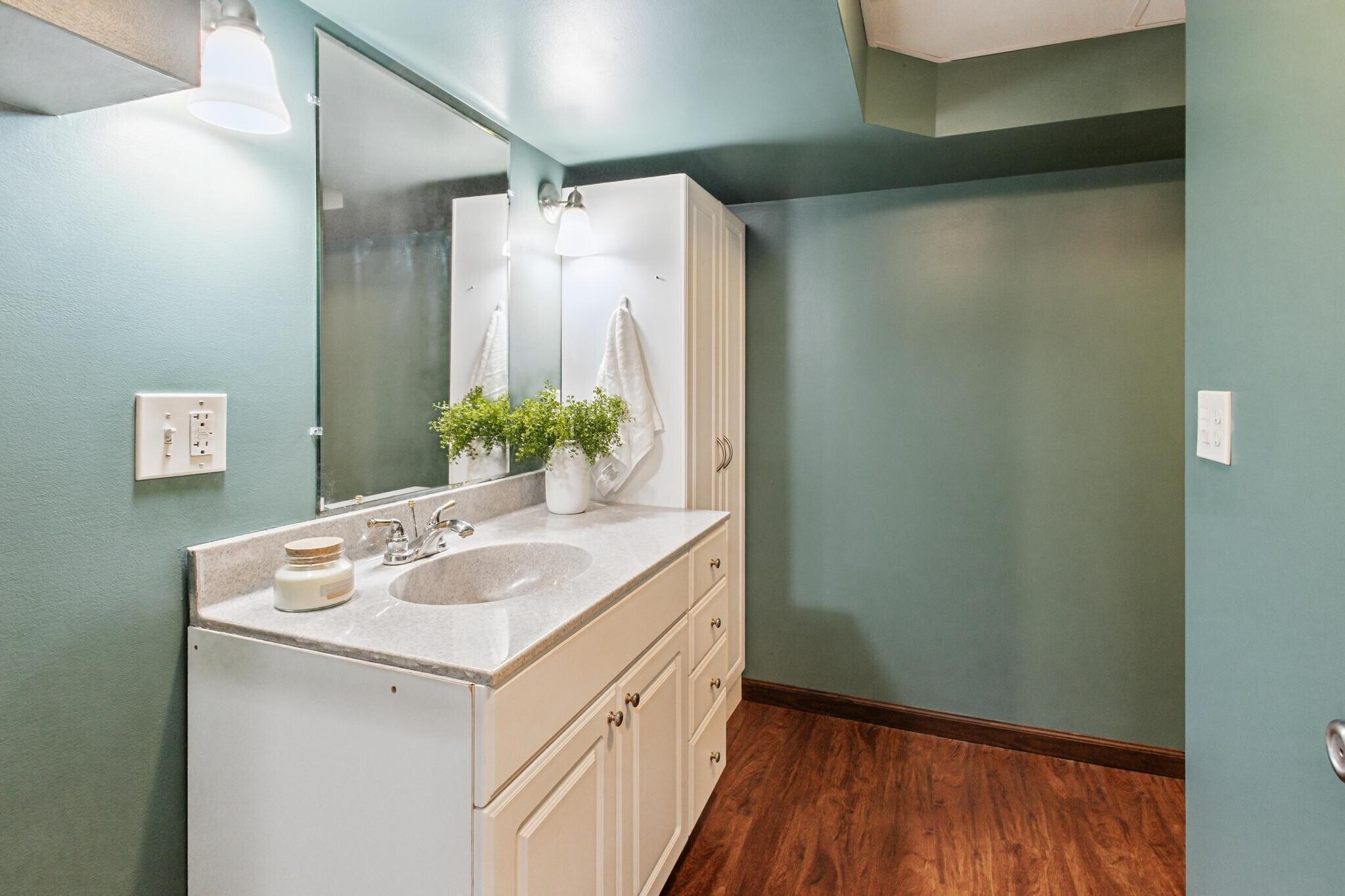 Building Photo - 5800 Moore Lake Dr W