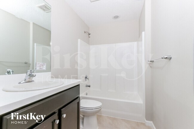 Building Photo - 1158 SW Eleuthera Ave