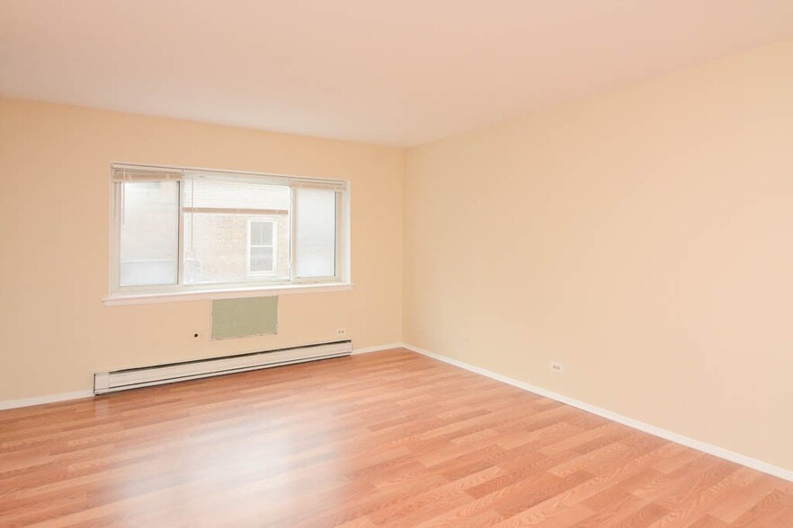 Building Photo - 3825 N Pine Grove Ave