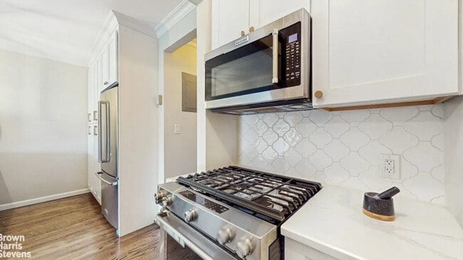 Building Photo - 645 W 239th St