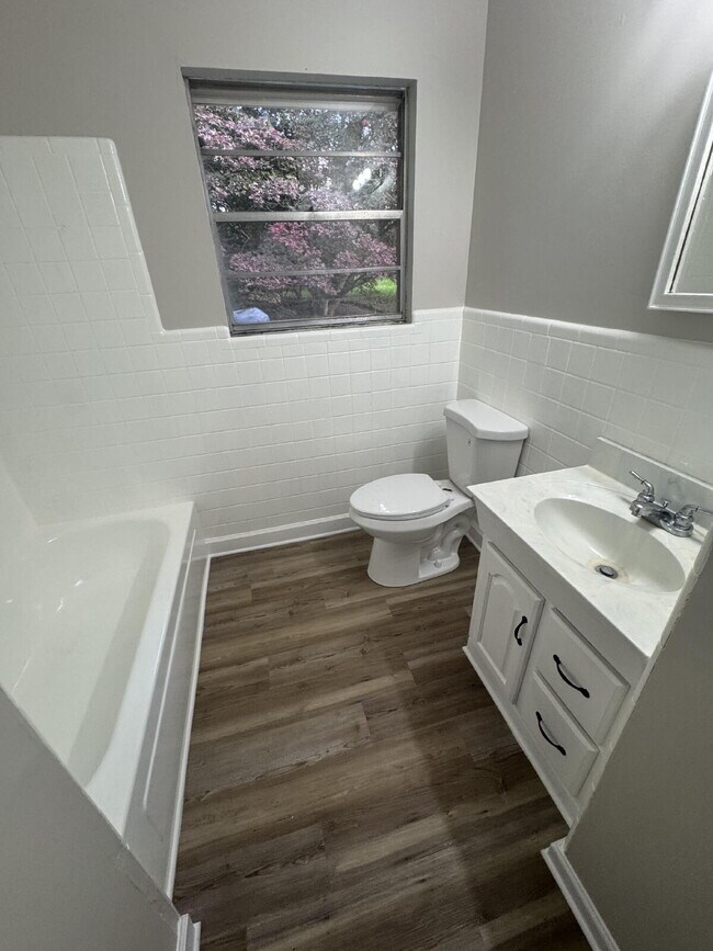 Building Photo - Updated 3 bed/2 bath with Carport