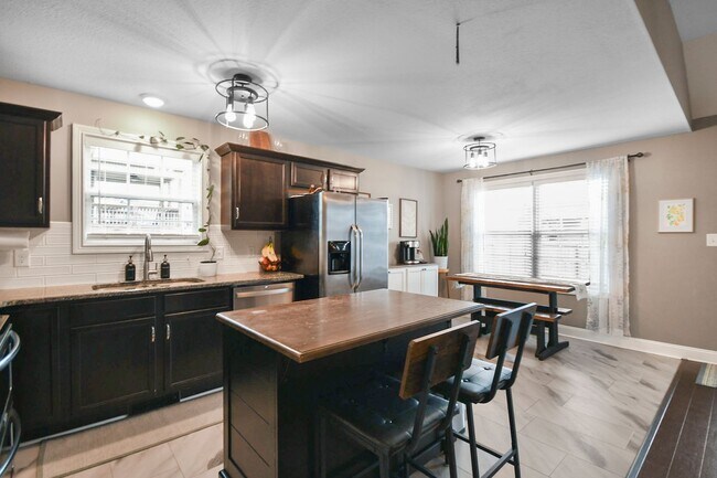 Building Photo - Pet Friendly Three Bedroom with Bonus!