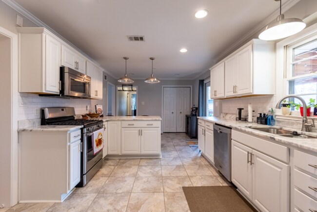 Building Photo - YOUR DREAM BACKYARD in Established East Memphis