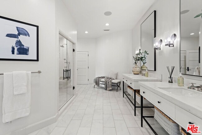Building Photo - 9928 Toluca Lake Ave