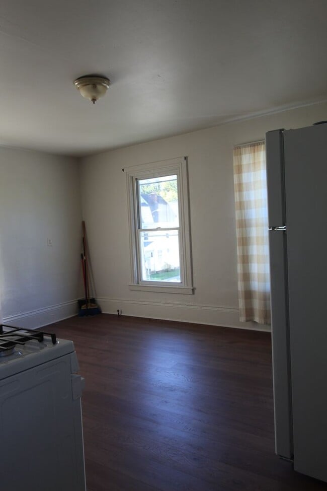 Building Photo - Upstairs Studio Apartment