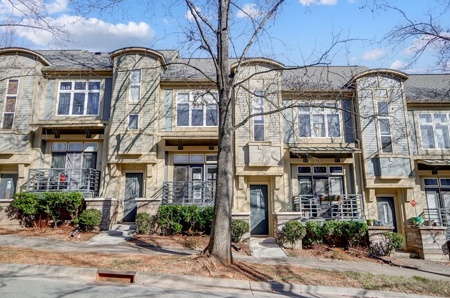 Building Photo - Beautiful Townhome in First Ward!