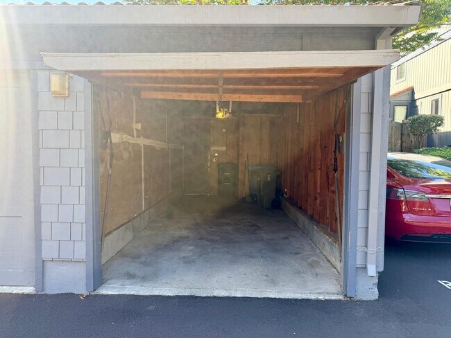 Building Photo - SPACIOUS 3 BED  2.5 BATH END UNIT TOWNHOME IN SAN MARIN VALLEY