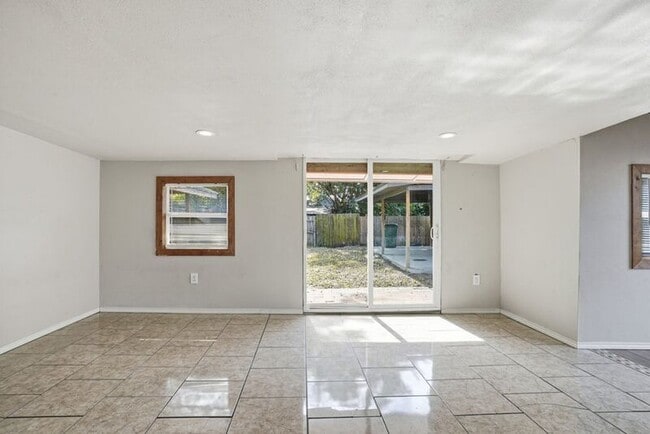 Building Photo - 2514 E Archer St