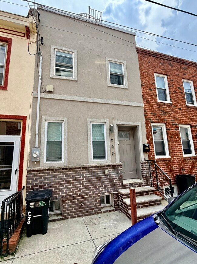 Building Photo - 640 Emily St