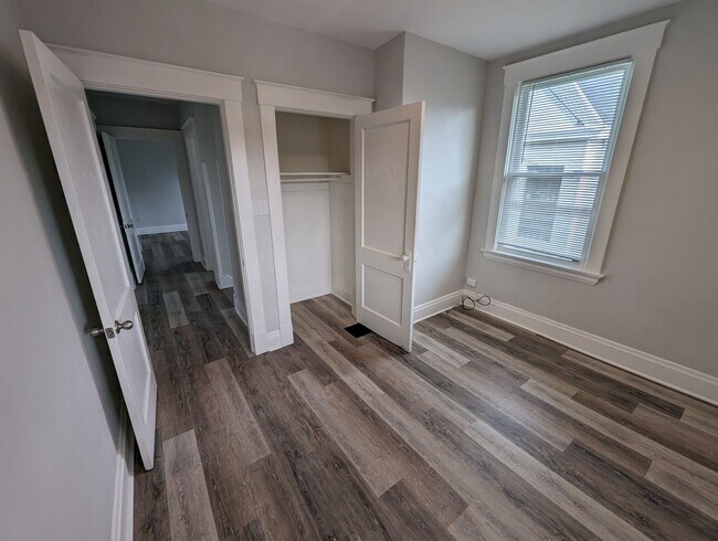 Building Photo - Beautiful Housing Convenient to Xavier Campus with Bonus Room