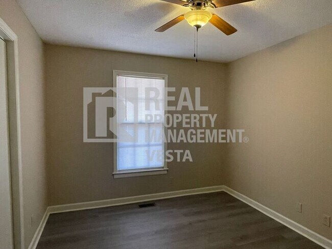 Building Photo - Three Bedroom Home in Lake Wildwood