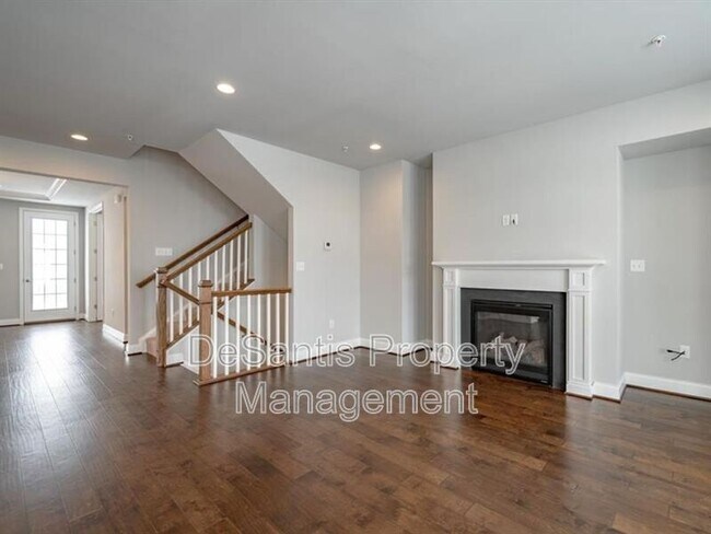 Building Photo - 1451 Hastings Cres