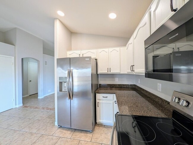 Building Photo - 15746 W Elm St