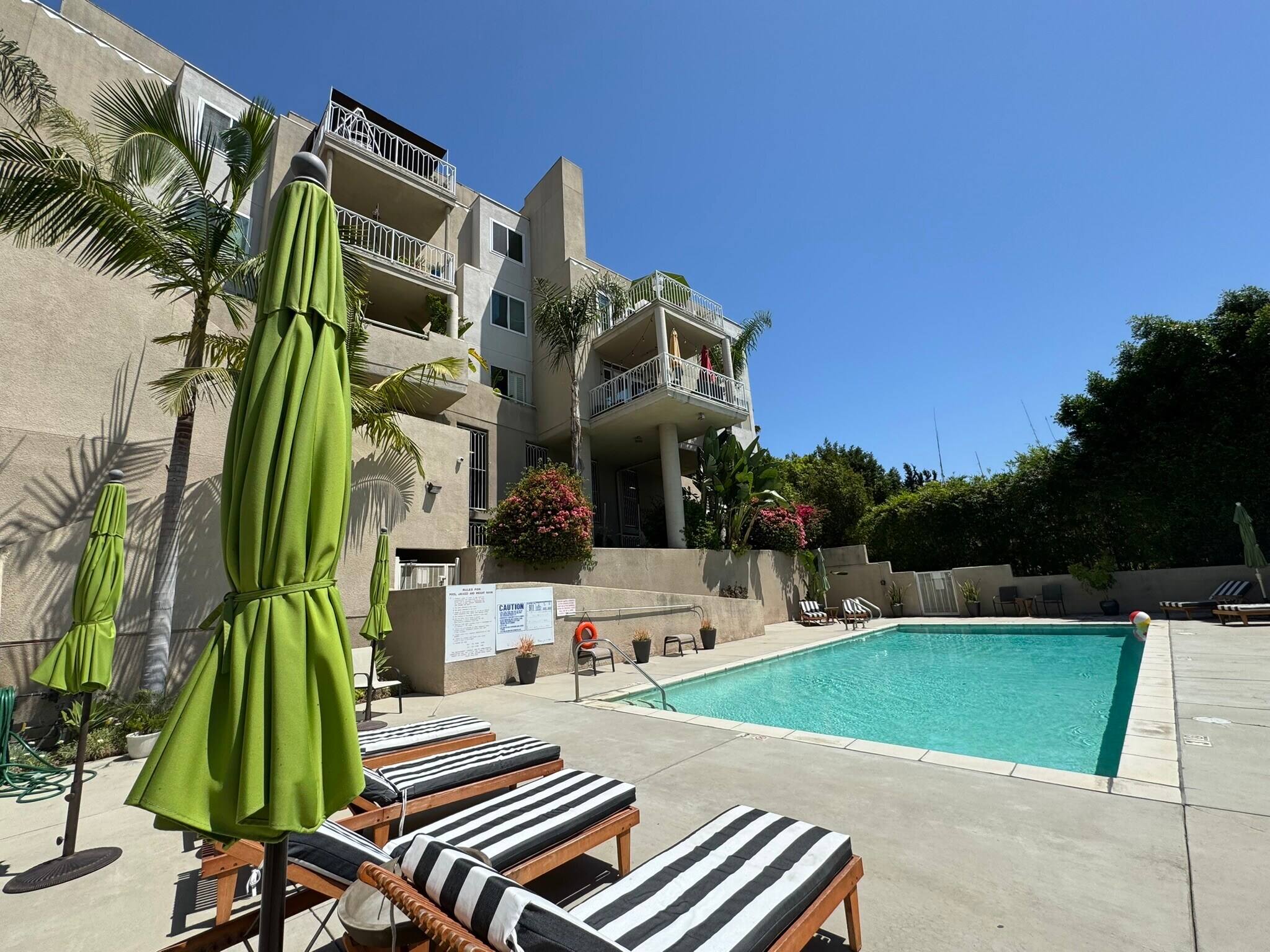 Building Photo - 2222 N Beachwood Dr