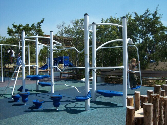 Building Photo - 2Bd Condo in Gated Community! Available November!