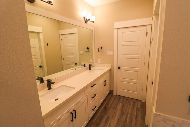 Building Photo - 5213 Pinemont Creek Ln