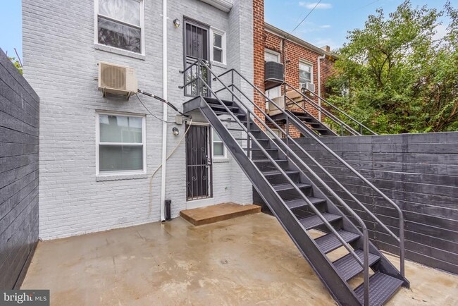 Building Photo - 1723 Gales Pl NE