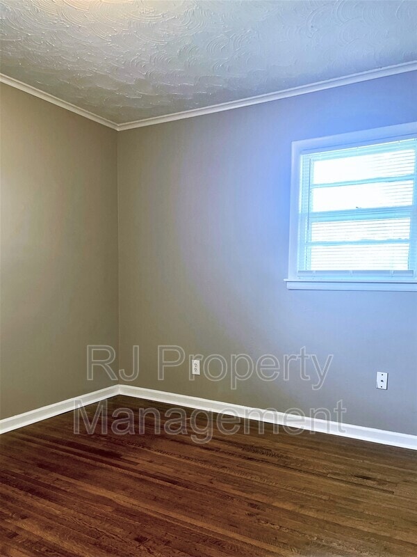 Building Photo - 3641 Bishops Bridge Rd