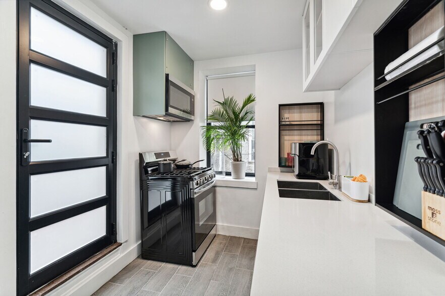 kitchen - gas stove and oven - 411 E Girard Ave