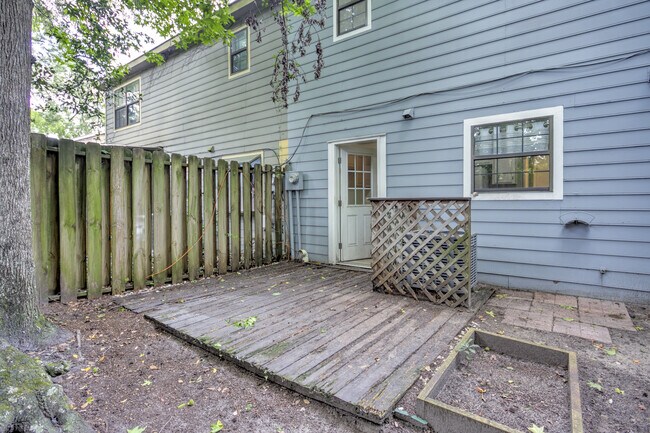 Building Photo - 121 Holland Park Cir