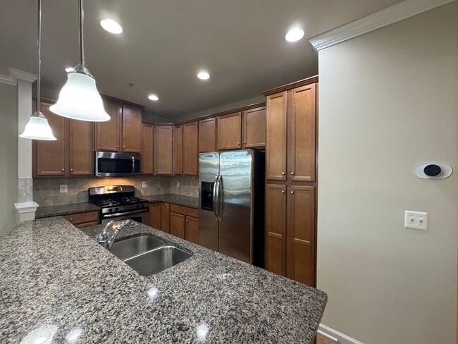 Building Photo - Gorgeous 2 Bed 2 Bath End-Unit Townhome In...