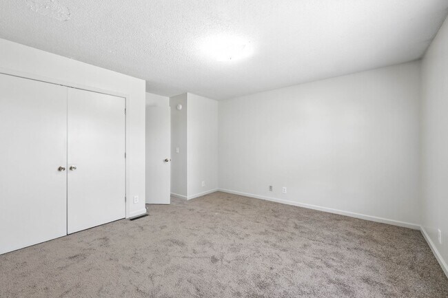 Building Photo - 285 State Line Rd