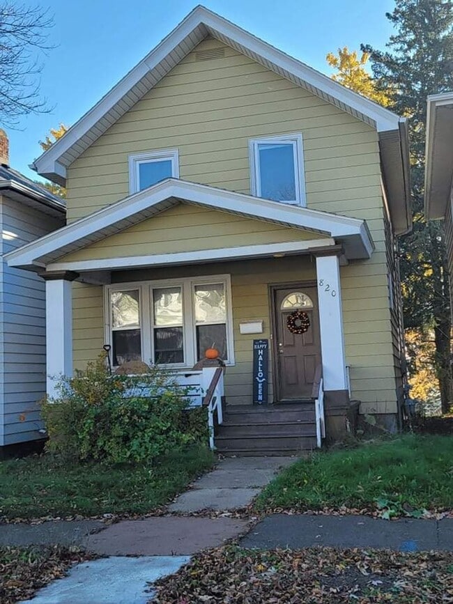 Building Photo - Duluth MN 4 Bedroom - 1 Bath - 1 Car Garag...