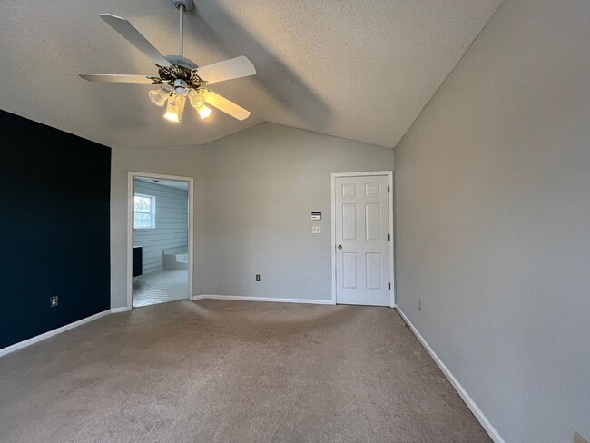 Building Photo - Spacious 3/3 Available For Move In Now