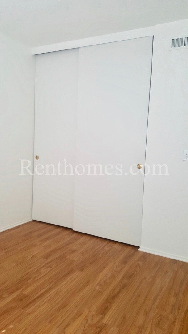 Building Photo - 10019 Knight Dr