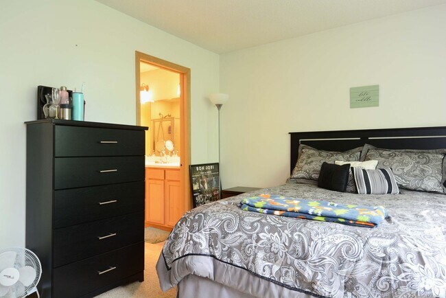 Building Photo - Spacious 4-Bed 3.5-Bath in Blaine - Available 6/10!