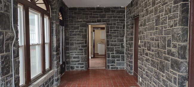 Building Photo - 326 N Front St