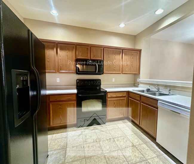 Building Photo - 7825 Sandy Spgs