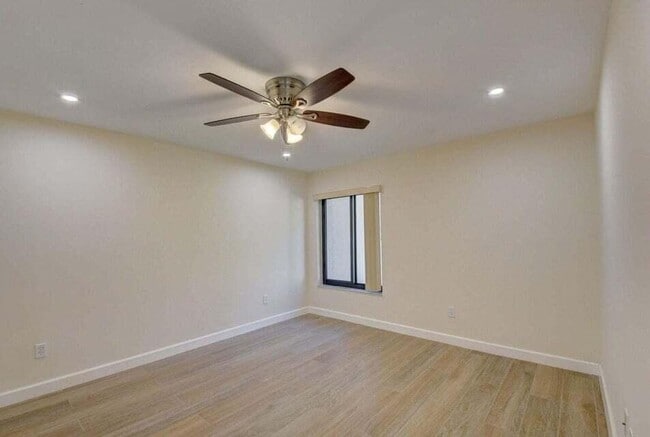 Building Photo - 400 Club Cir